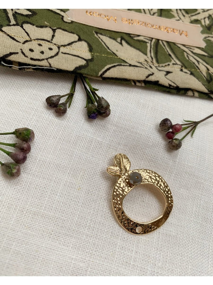 BROCHE POMME GRISE - Mademoizelle Moon - Désaccords