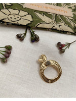 BROCHE POMME GRISE - Mademoizelle Moon - Désaccords